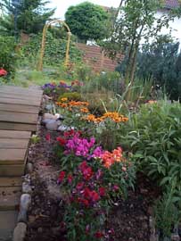 Gartenweg mit Br&uuml;cke